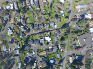 Vista aérea de viviendas asequibles construidas en su terreno