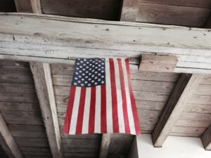 Bandera estadounidense colgada del techo para celebrar el Día del Trabajo 2023