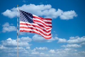 Bandera estadounidense ondeando en el cielo para el Día del Trabajo